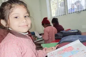 教室で笑顔を見せる子ども