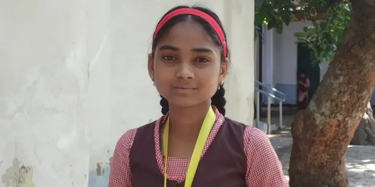 こちらを向いているインドの子どもの顔